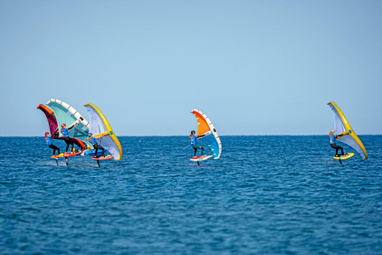 L'épreuve de free-fly slalom est un parcours de régate tactique pour les 60 compétiteurs engagés dans la 4e édition de la Coupe du monde GWA Wingfoil.  - Credit:Mondial du Vent