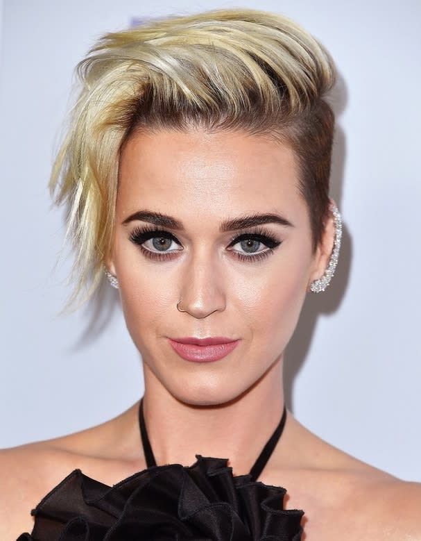 <p>Katy Perry se lâche ! Cette coupe dite “Pixie” revisitée fait des émules… On rase tout sur les côtés, garde une bonne dose de mèche sur le dessus et on y va ! Scarlett Johansson appréciera ce copié-collé au passage… Crédit : Getty </p>