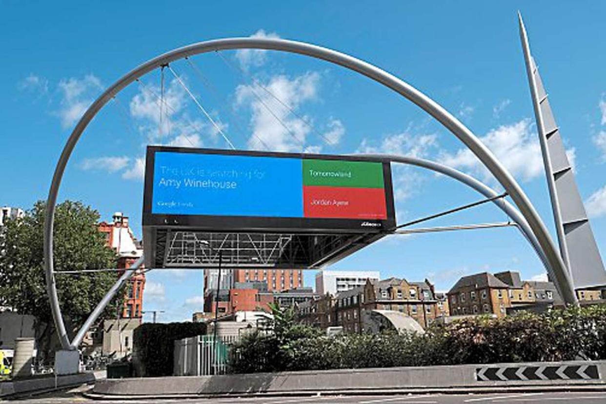 "Distracting drivers": an eye-catching digital display in Old Street, Shoreditch: Alamy