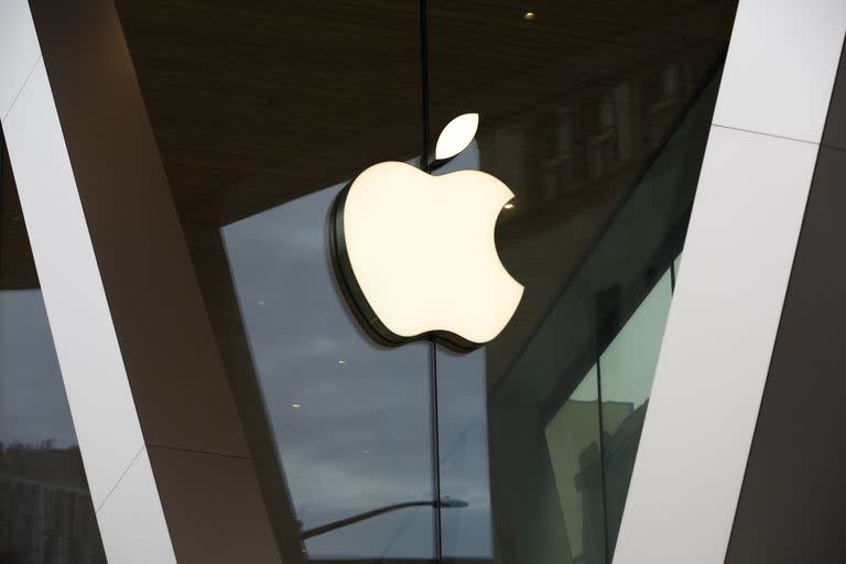 En esta imagen del sábado 14 de marzo de 2020, se ve el logo de Apple en la fachada de su tienda en el centro de Brooklyn, Nueva York. (AP Foto/Kathy Willens, Archivo)