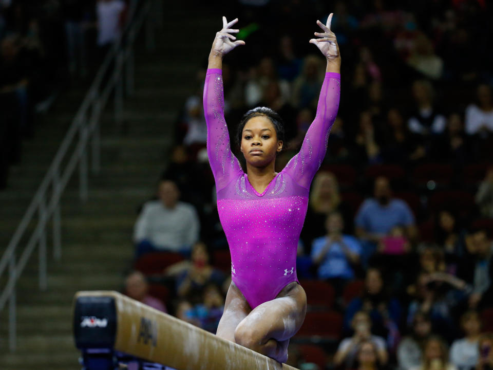 Turnerin Gabrielle Douglas kämpfte bei den Olympischen Spielen in Rio, doch offenbar stand nicht ihre Leistung im Fokus, sondern ihre Haare, die angeblich viel zu schlecht frisiert waren. Wie "Cover The Athlete" berichtet, wollte es ein Journalist genau wissen und sprach die Afroamerikanerin direkt darauf an. "Haben Sie von der Haar-Kontroverse gehört?" Douglas erklärte später, dass Haare immer ein wenig problematisch für schwarze Frauen seien. Sie könne allerdings nichts Schlimmes an ihrer Frisur feststellen. (Bild-Copyright: Julio Cortez/AP Photo)