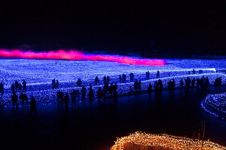 Crowds catch a glimpse of what looks like an aurora. <a href="http://www.mymodernmet.com/profiles/blogs/nabana-no-sato-tunnel-japan" rel="nofollow noopener" target="_blank" data-ylk="slk:(Yusuke Morimoto / My Modern Met);elm:context_link;itc:0;sec:content-canvas" class="link ">(Yusuke Morimoto / My Modern Met)</a>