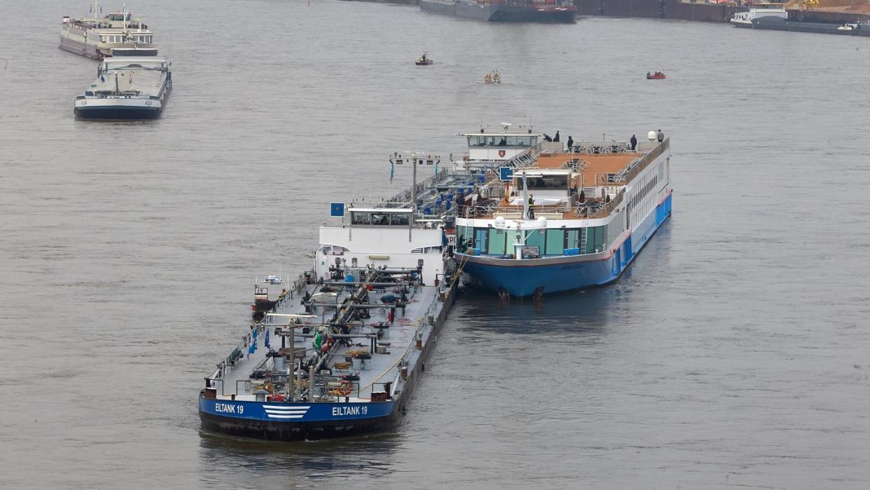 Zwei Tankschiffe sichern das Kabinenschiff, das manövrierunfähig auf dem Rhein treibt. Foto: Thomas Frey