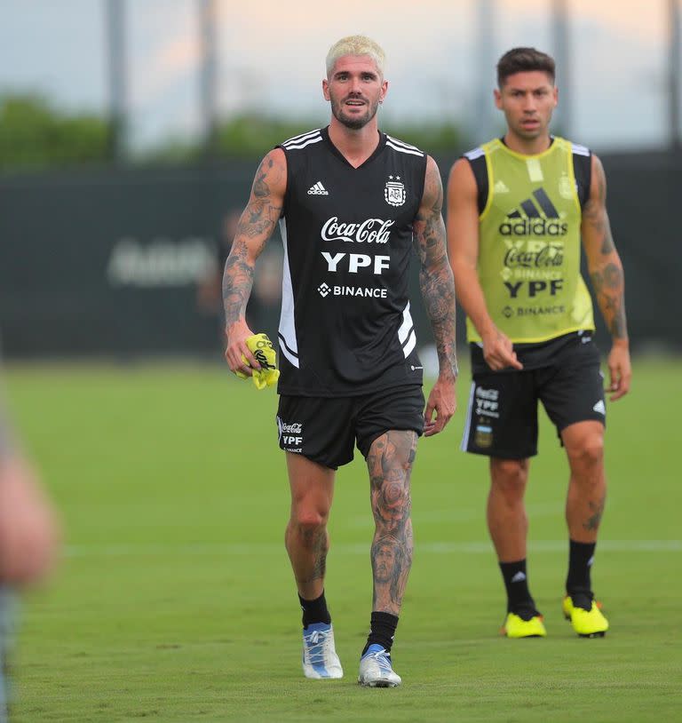 Rodrigo De Paul lució su nuevo look en el entrenamiento de la selección argentina (Foto: Twitter @rodridepaul)