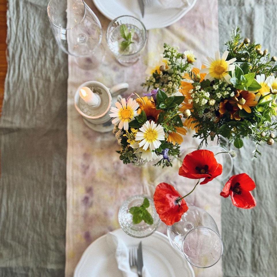 Une table décorée avec des chutes de tissus