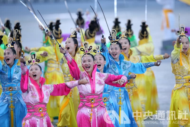 2017世界大學運動會19日晚間在台北田徑場開幕，開幕表演揉合傳統武術等元素，精彩吸睛（中央社）