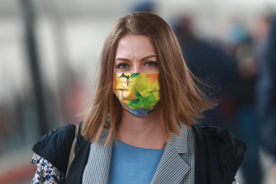 Una mujer usando una mascarilla protectora en Moscú. (Getty Images)