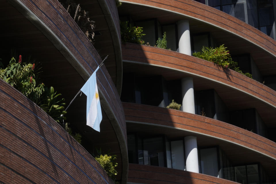 La bandera argentina cuelga afuera de su embajada en el centro comercial San Ignacio en Caracas, Venezuela, el martes 30 de julio de 2024. (AP Foto/Fernando Vergara)
