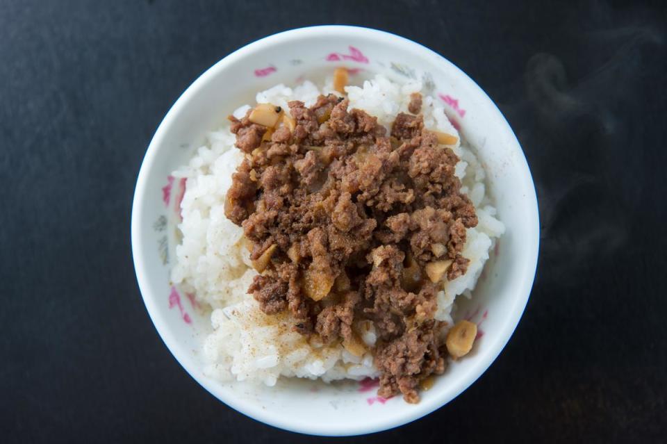 這一碗叫做「黑飯」，用牛肉做成肉臊，顏色很深。（黑飯30元／碗）