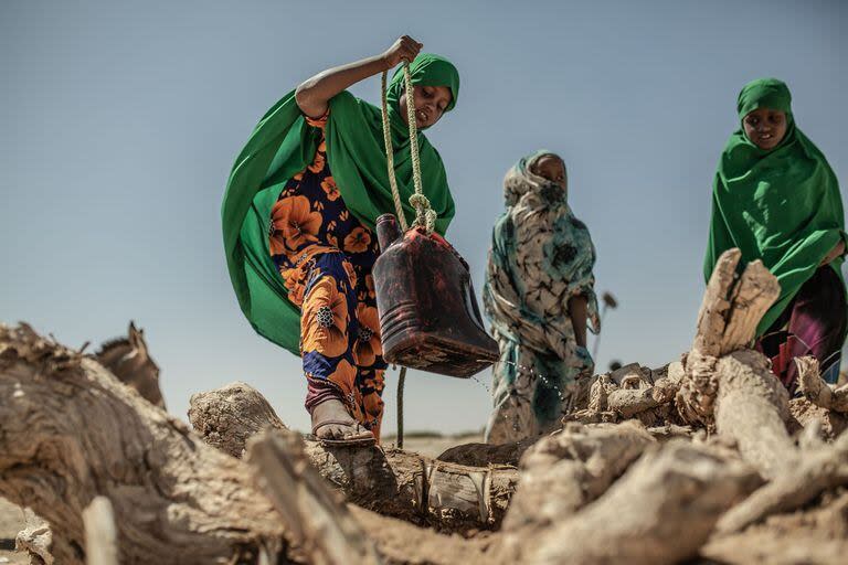 Mujeres sacan agua de un pozo en Somalilandia