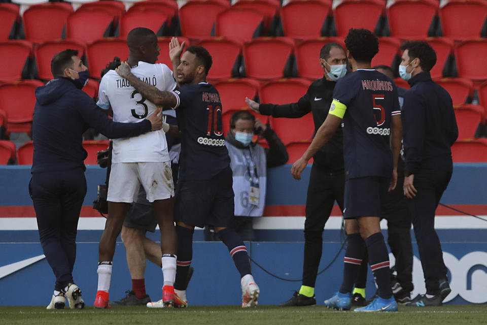 El brasileño Neymar, del París Saint-Germain, discute con Tiago Djalo, de Lille, tras la expulsión de ambos en el partido de la liga francesa realizado el sábado 3 de abril de 2021 (AP Foto/Christophe Ena)