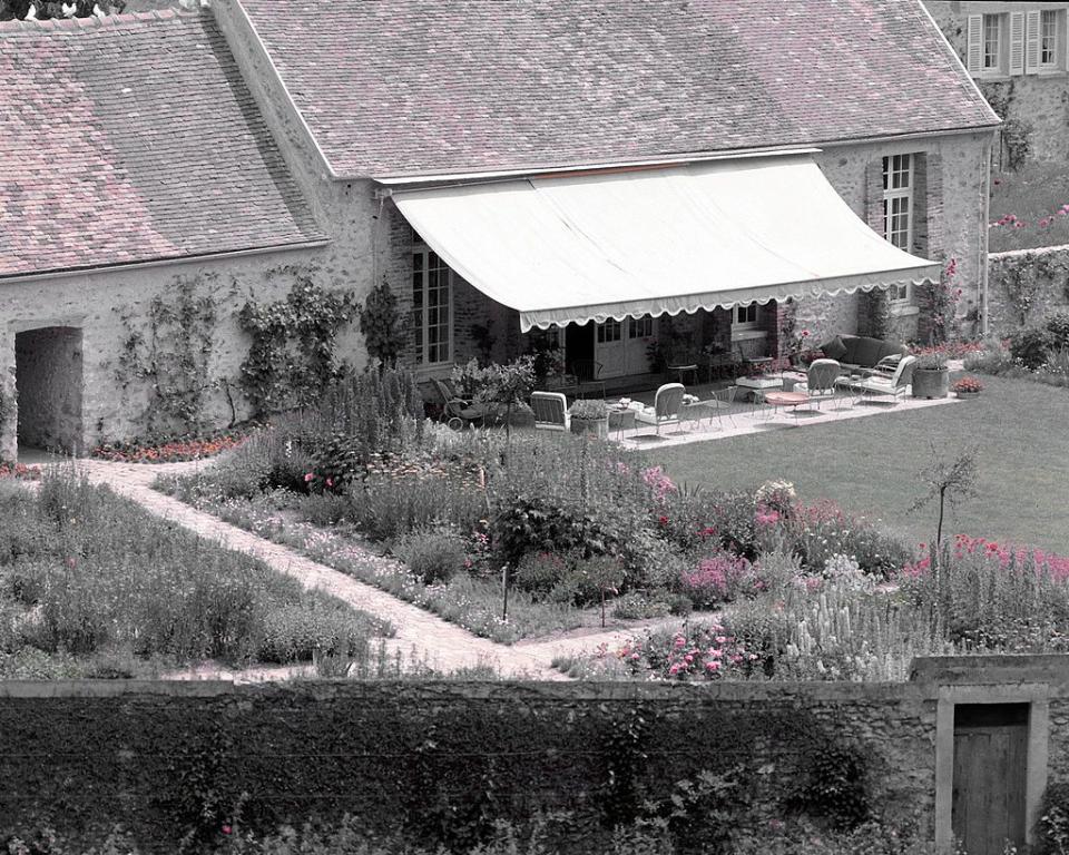 House, Black-and-white, Monochrome, Building, Home, Architecture, Cottage, Tree, Rural area, Roof, 