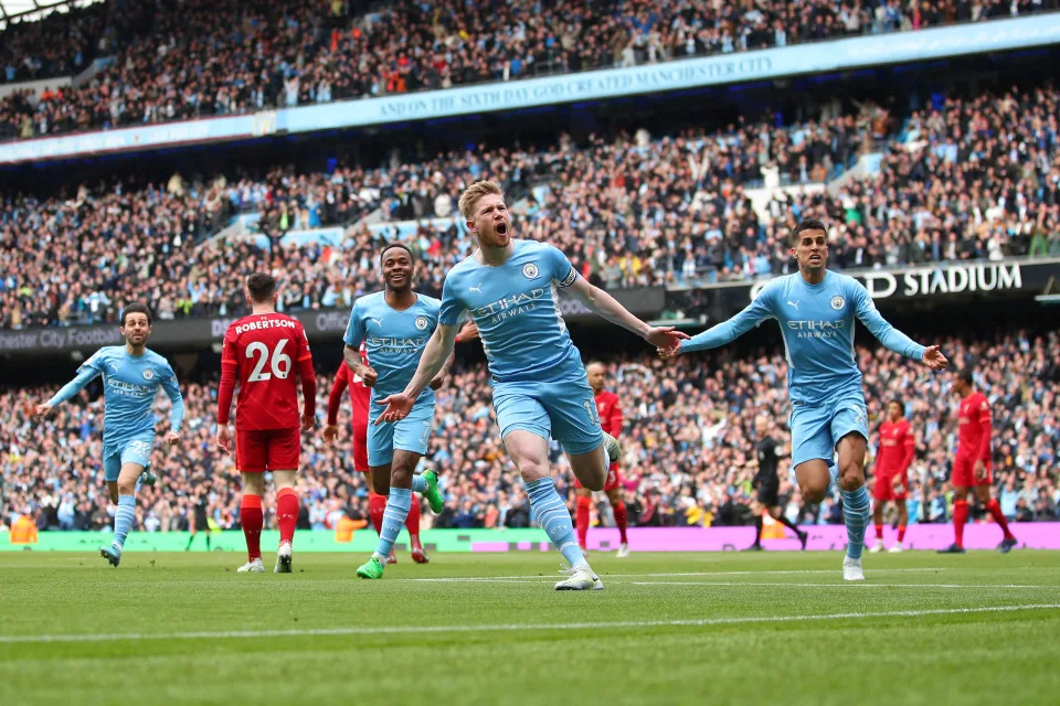 MANCHESTER, ENGLAND - APRIL 10: Kevin De Bruyne of Manchester City celebrates after scoring a goal to make it 1-0 during the Premier League match between Manchester City and Liverpool at Etihad Stadium on April 10, 2022 in Manchester, United Kingdom. (Photo by Robbie Jay Barratt - AMA/Getty Images)