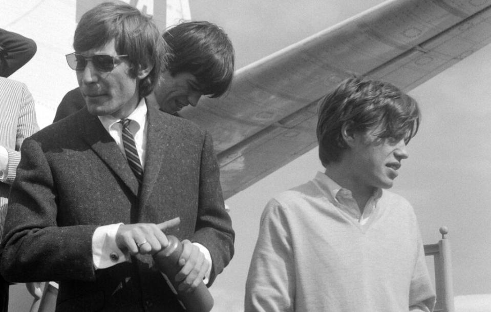 Charlie Watts (left) and Mick Jagger (right) of The Rolling Stones pictured arriving in Amsterdam in 1964. (Picure: Wikimedia Commons/Hugo van Gelderen [ANEFO])