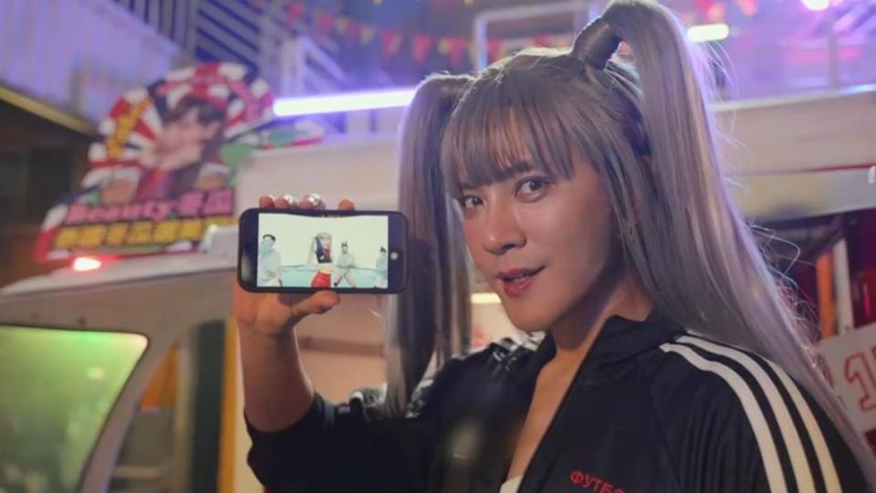 羅志祥拿起手機，裡面播放Lisa的MV。（圖／華納音樂提供）