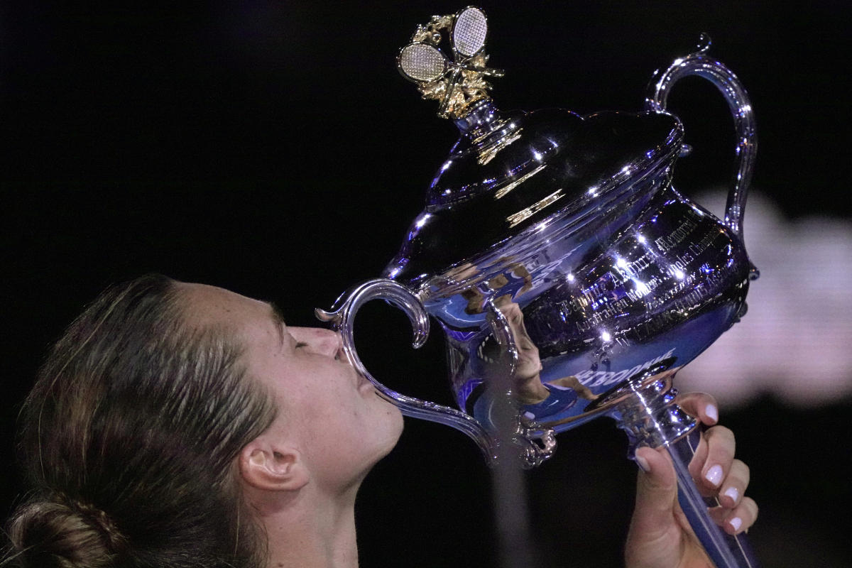 Sabalenka dominates Zheng, repeat as Australian Open women's singles champ  - Yahoo Sports