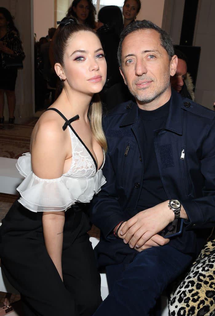 Giambattista Valli n’est pas un faiseur de mode. Il est de ces designers qui composent des poèmes lorsqu’ils créent des vêtements. Ashley Benson et Gad Elmaleh ont pu le constater de leurs propres yeux en assistant à son dernier défilé qui s’est déroulé au Louvre. ©Getty Images