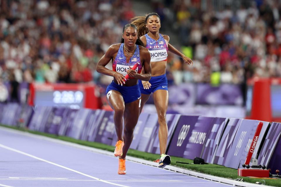 6 astonishing photos of the USA women's 4x400 relay looking like they