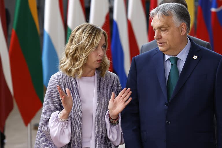 Meloni junto a Orban durante las negociaciones para elegir los nuevos cargos europeos