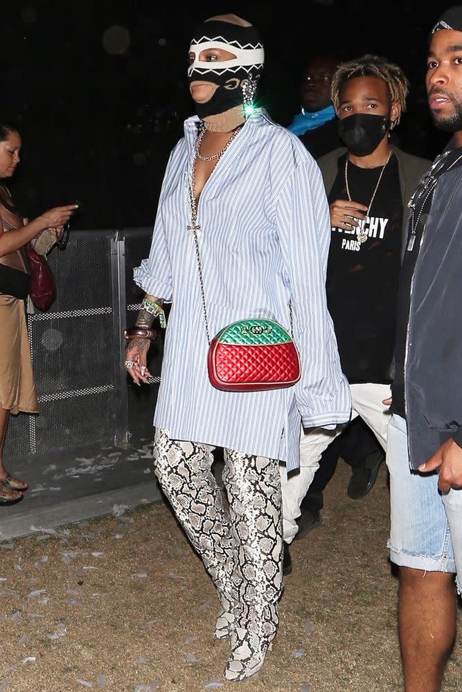 Rihanna trug auf dem Coachella Gucci von Kopf bis Fuß. (Bild: Yahoo Vida Y Estilo)