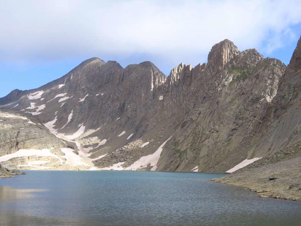 Cirque de nature sauvage de montagne des Pyrénées avec lac glacé au pied du Mont Perdu. Les glaciers des Mont Perdu auront très probablement disparu d’ici 2050. © Ourson+, Adobe Stock