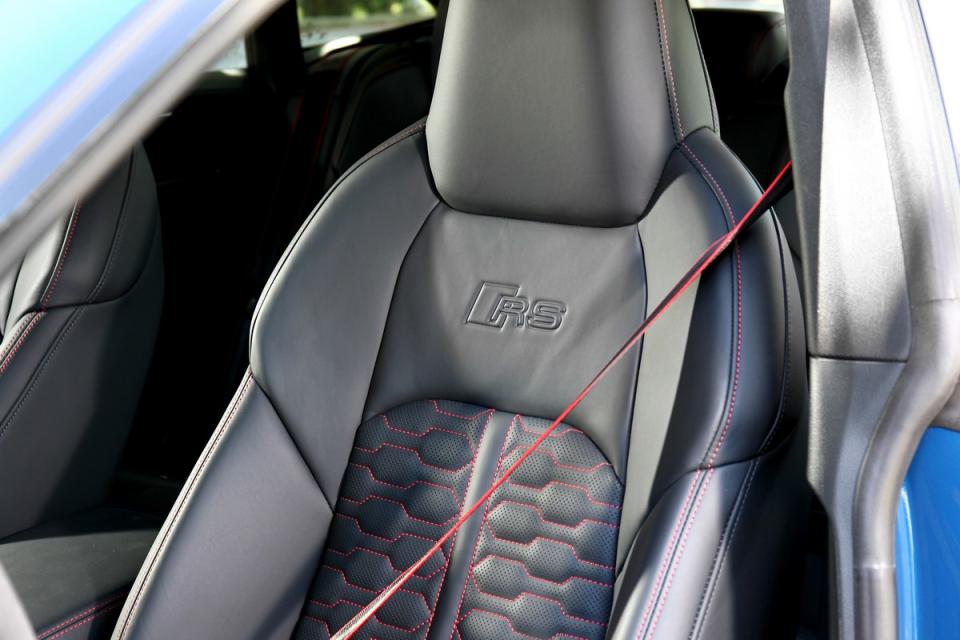 RS專屬Valcona真皮跑車座椅包覆性頗佳，紅色滾邊安全帶為選配的RS紅色風格套件內容項目之一。