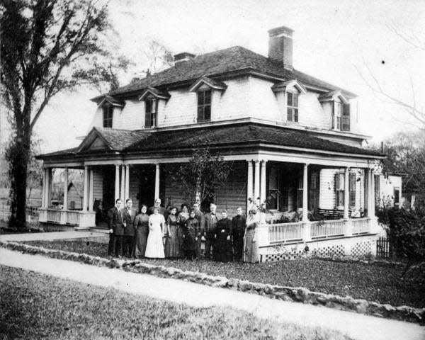 Thomas Jefferson Appleyard family in front of the Appleyard home in Tallahassee in a 1915 photo.
