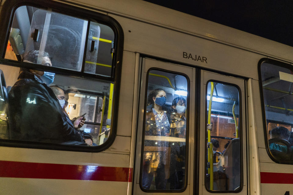 Personas con mascarillas protectoras como medida para frenar la propagación del nuevo coronavirus viajan en un autobús en Montevideo, Uruguay, el miércoles 17 de junio de 2020. La vida está volviendo lentamente a la normalidad en Uruguay, mientras que América Latina todavía está en el medio de la tormenta del COVID-19. (AP Foto/Matilde Campodonico)