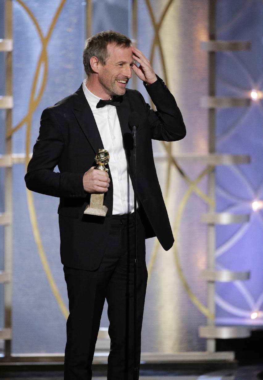 En esta imagen difundida por NBC, Spike Jonze acepta el Globo de Oro al mejor guion por "Her", el domingo 12 de enero del 2014 en el hotel Beverly Hilton, en Beverly Hills, California. (AP Foto/NBC, Paul Drinkwater)