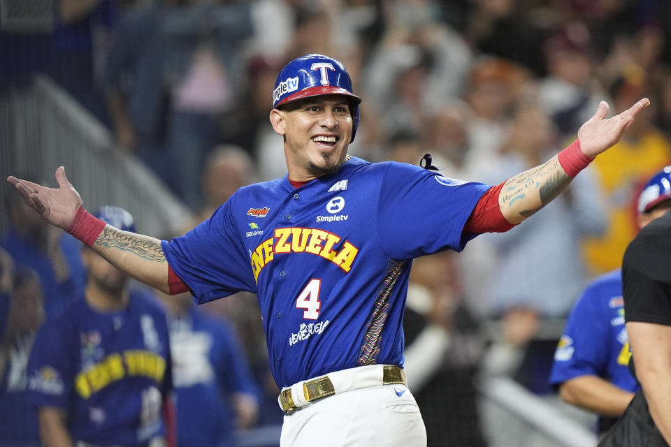 Abraham Ramos, de Venezuela, festeja luego de anotar en un doble de Ramón Flores durante la semifinal de la Serie del Caribe ante Curazao, el jueves 8 de febrero de 2024 en Miami (AP Foto/Wilfredo Lee)