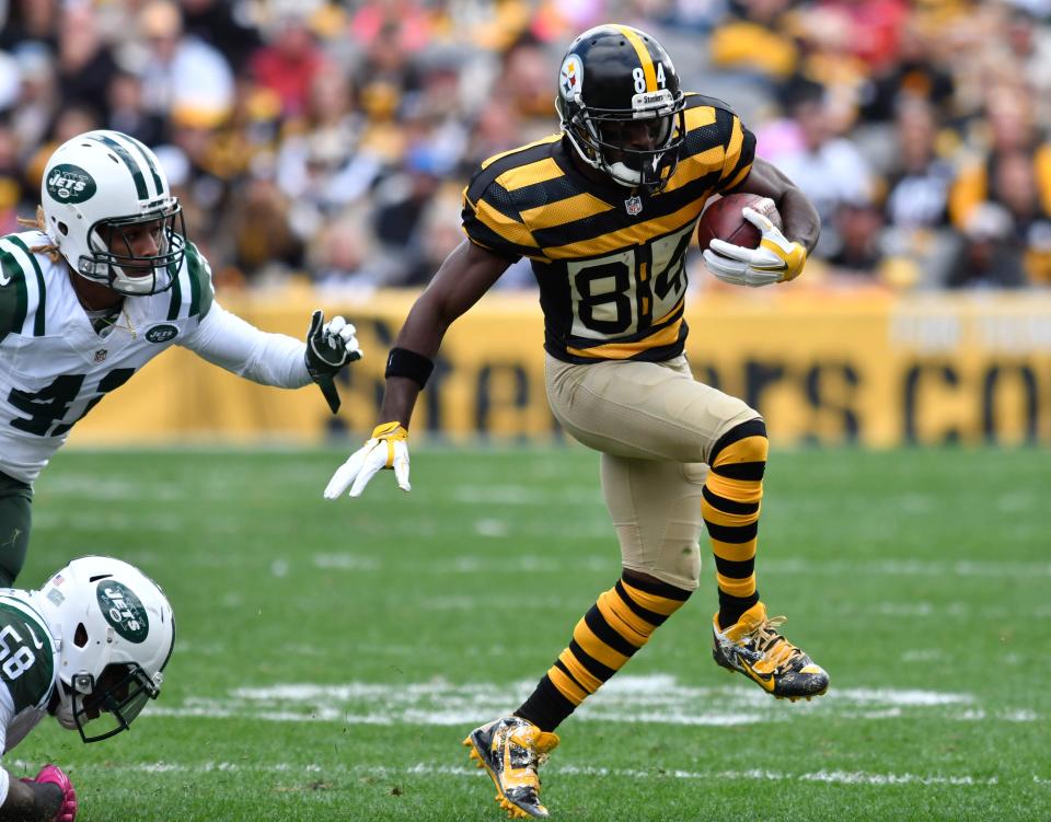 Pittsburgh Steelers wide receiver Antonio Brown (84) runs with the ball after making a catch during the first quarter against the New York Jets at Heinz Field against the New York Jets on Oct 9, 2016.