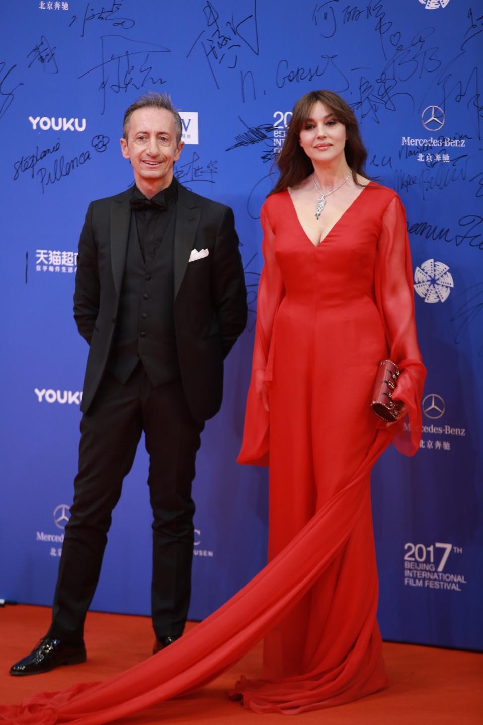 <p>La diva del cine italiano se presentó al Festival con un llamativo vestido en tono rojo pasión que, nunca mejor dicho, levantó pasiones por su exquisita elegancia y sofisticación.</p> 