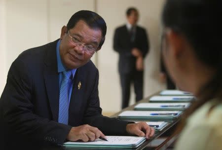 Cambodia's Prime Minister Hun Sen (L) arrives before a plenary session at the National Assembly of Cambodia, in central Phnom Penh, October 7, 2016. REUTERS/Samrang Pring