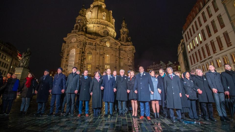 Das Ehepaar Steinmeier bildet gemeinsam mit zahlreichen anderen Teilnehmern eine Menschenkette bei der Gedenkveranstaltung zum 75. Jahrestag der Zerstörung Dresdens.
