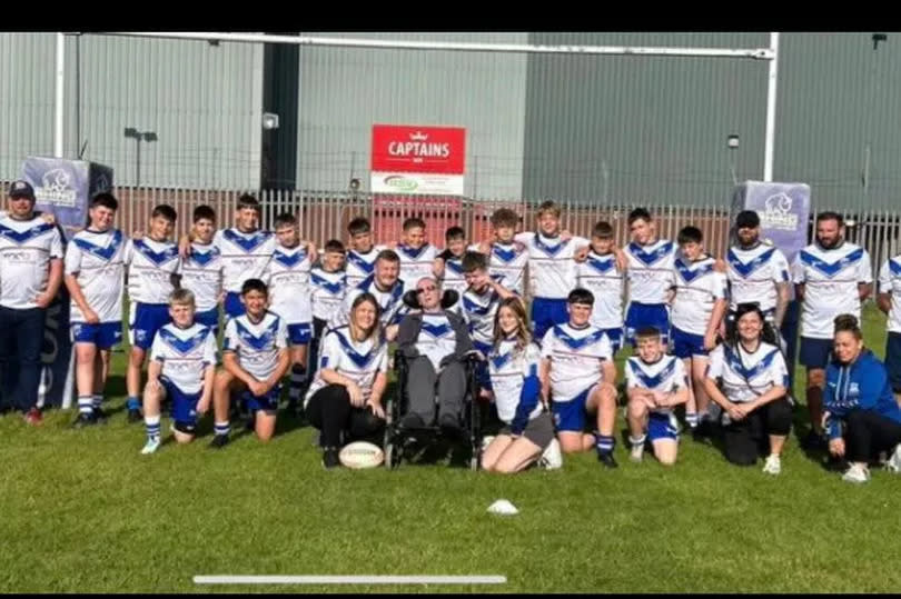 Terry Lynn (centre) in his final photograph with the East Hull 14s team who are wearing MND shirts in support
