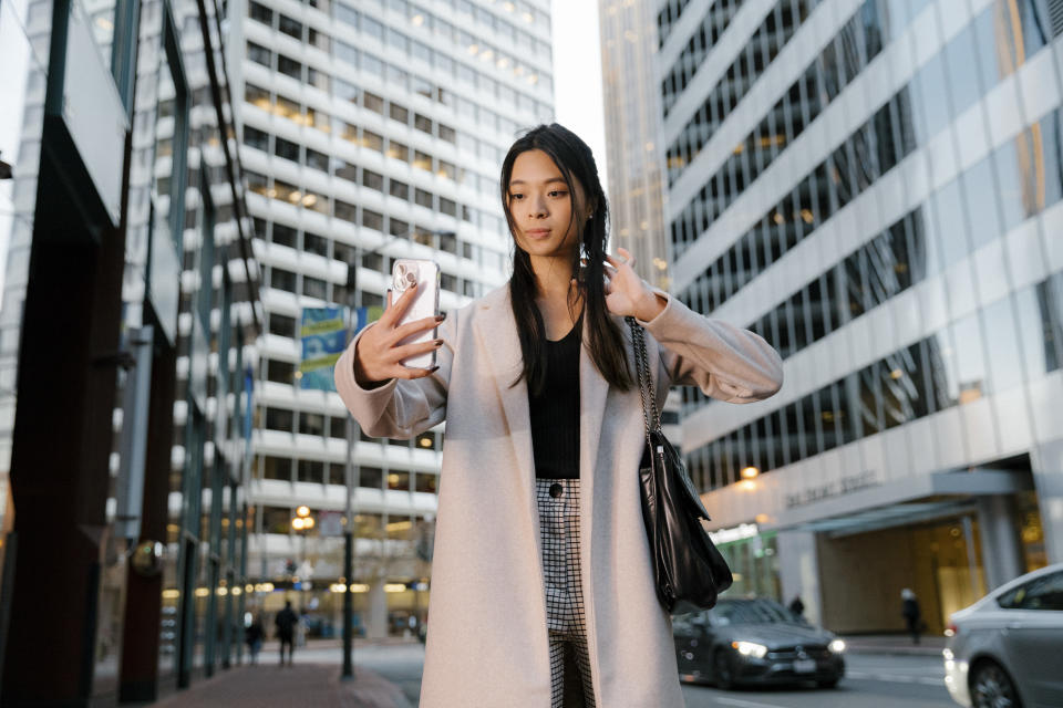 Alison Chen, quien tiene más de 25.000 seguidores en TikTok, hace un video de su vida laboral en San Francisco, el 21 de noviembre de 2022. (Jason Henry/The New York Times).