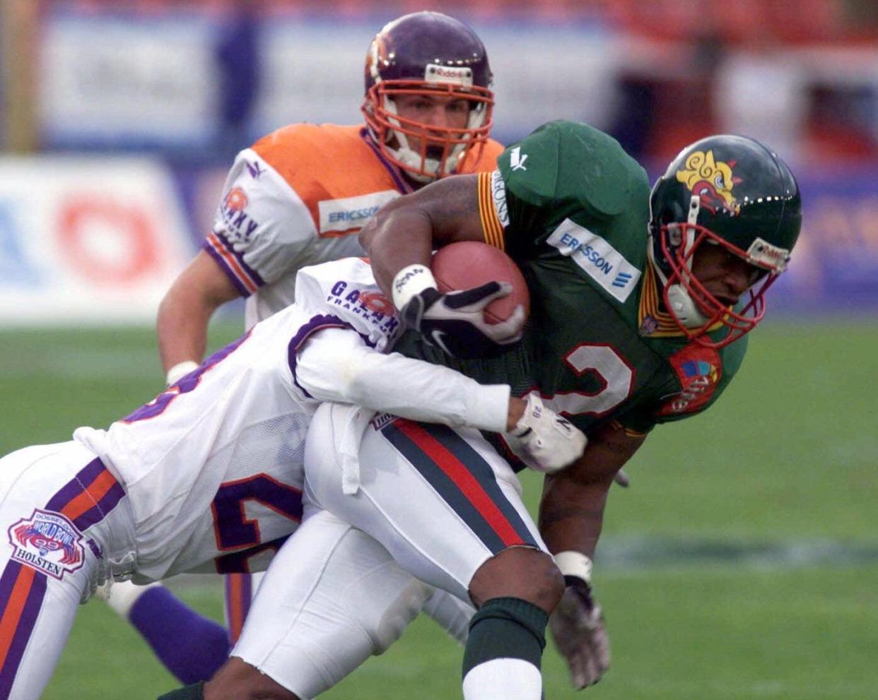 Lawrence Phillips of the Barcelona Dragons runs against the Frankfurt Galaxy in an NFL Europe game in 1999.