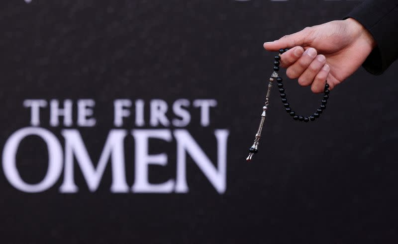 FOTO DE ARCHIVO: Un rosario de cuentas de oración durante el estreno de la película "La primera profecía" en Los Ángeles