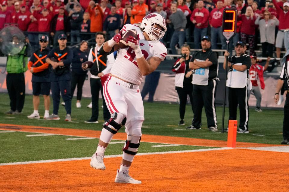 Wisconsin's Nolan Rucci catches the go-ahead touchdown pass from Braedyn Locke in the closing moments of the second half against Illinois on Oct. 21, 2023.