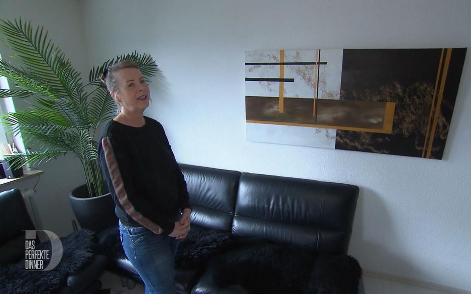 Esther malt seit ihrer Kindheit gerne Acrylbilder. Eins davon ziert ihre Wohnzimmerwand. (Bild: RTL)