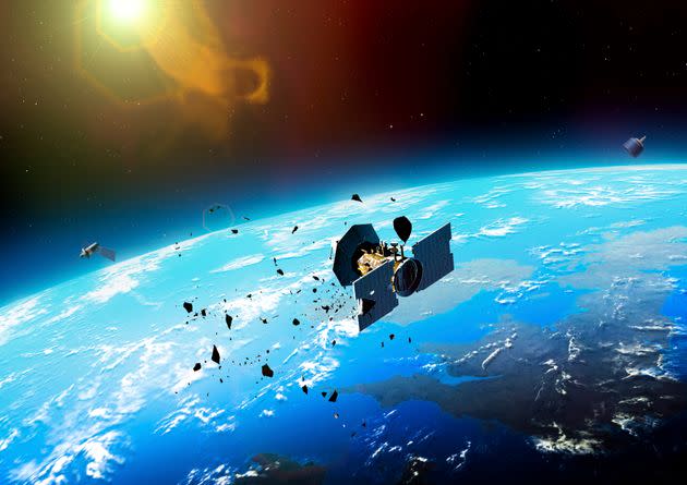 Ilustración de un satélite golpeado y dañado por chatarra flotante en el espacio.