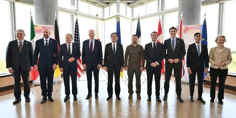 Volodymyr Zelenskyy and the leaders of the G7 countries pose for a joint photo before a working session on Ukraine, Hiroshima, Japan, May 21, 2023