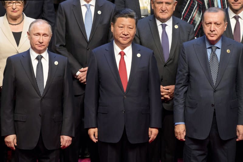 俄羅斯總統普京（左）、中國國家主席習近平（中）和土耳其總統艾爾多安（右）在「一帶一路」高峰論壇上合照。（美聯社）
