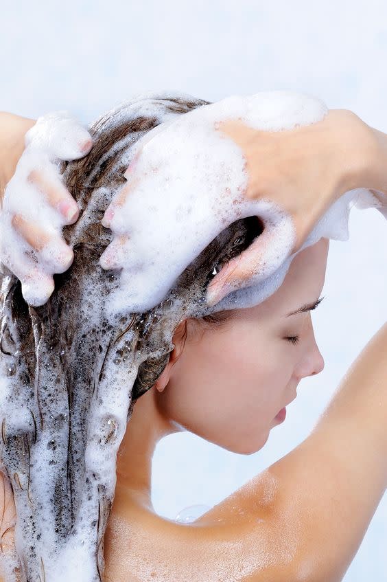 洗頭的時候可以針對頭皮多加按摩，髮尾輕輕帶過即可。（圖片來源：Pinterest）