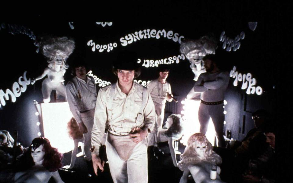 Na, Lust auf ein bisschen Ultrabrutales? Dann ab in die Korova Milchbar mit Alex (Malcolm McDowell, Mitte) und seinen Droogs. "Clockwork Orange" (1971), die zeitlos erschütternde Romanverfilmung von Stanley Kubrick (nach der Dystopie von Anthony Burgess), enthielt viele ikonische Filmmomente. Die Ausflüge in die Milchbar gehören sicher dazu. (Bild: FilmPublicityArchive/United Archives via Getty Images)