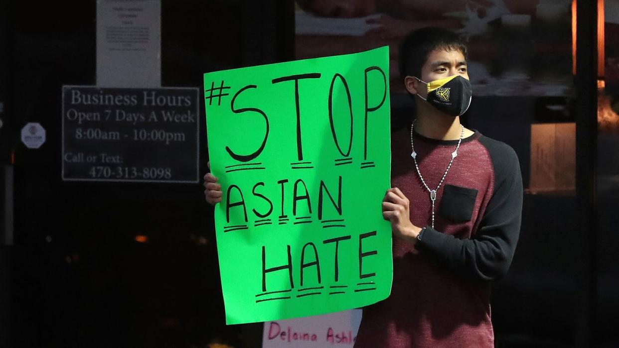 Ein Demonstrant verurteilt den Hass gegen Asiaten.