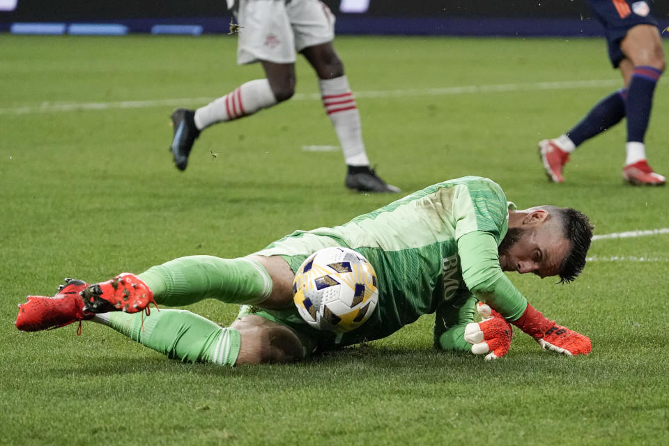 El portero del FC de Toronto, Quentin Westberg, al centro, ataja el balón de barrida en la segunda mitad del partido contra el FC de Cincinnati en Cincinnati, dentro del torneo de la MLS, el sábado 11 de septiembre de 2021. (AP Foto/Jeff Dean)