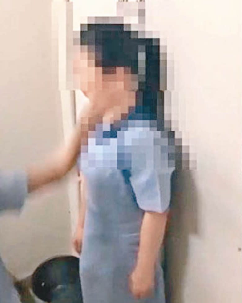 校服女生疑因拒絕借錢予同學，在大廈梯間遭另一校服女生掌摑。