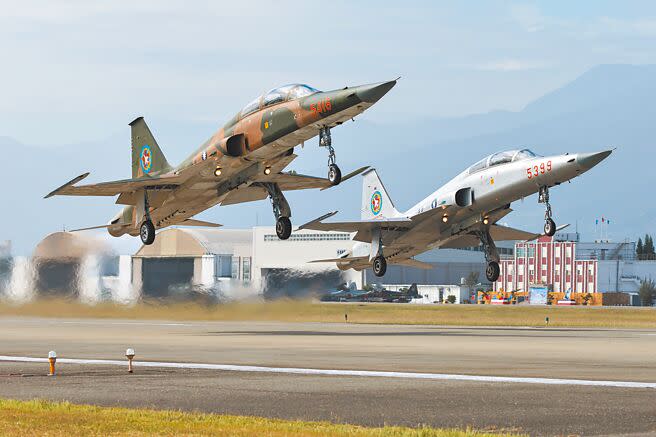 空軍29日在台東空軍志航基地舉行「空軍教練機換訓成果展示」，進行最後一次F-5E/F型戰機公開展演，其中，匪地優（左）、匪空優（右）兩款特別塗裝，為該型機在台服役寫下歷史註腳。（郭吉銓攝）