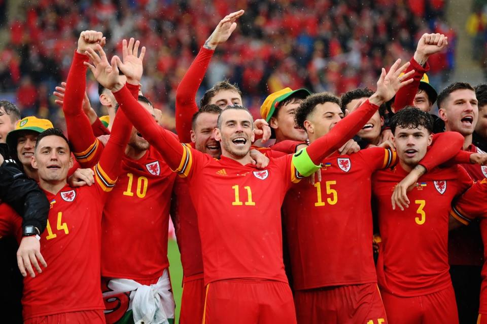 Gareth Bale and the Wales team celebrate qualifying for the World Cup (Getty Images)